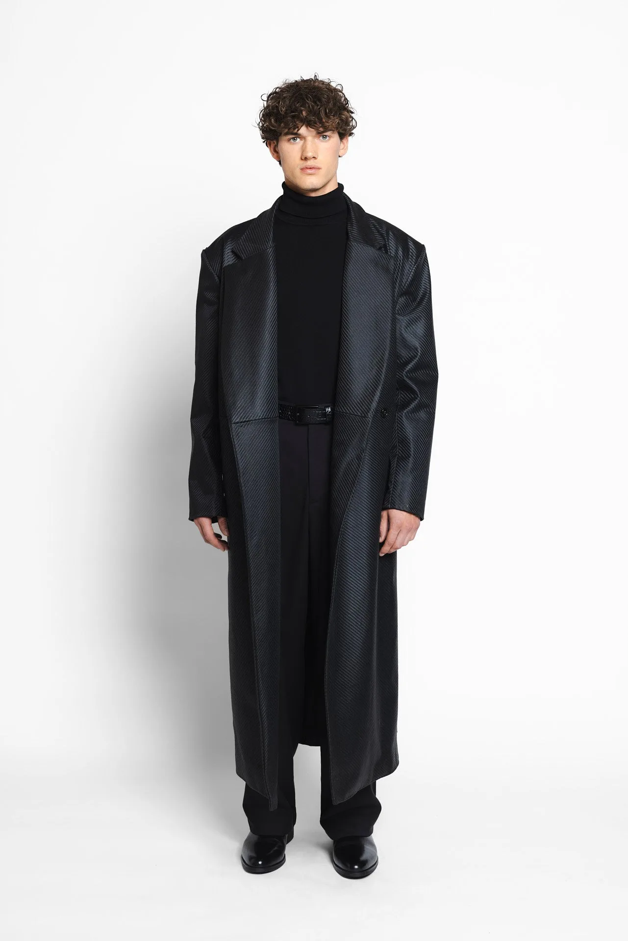 黒い服をまとった人物のファッションビジュアル